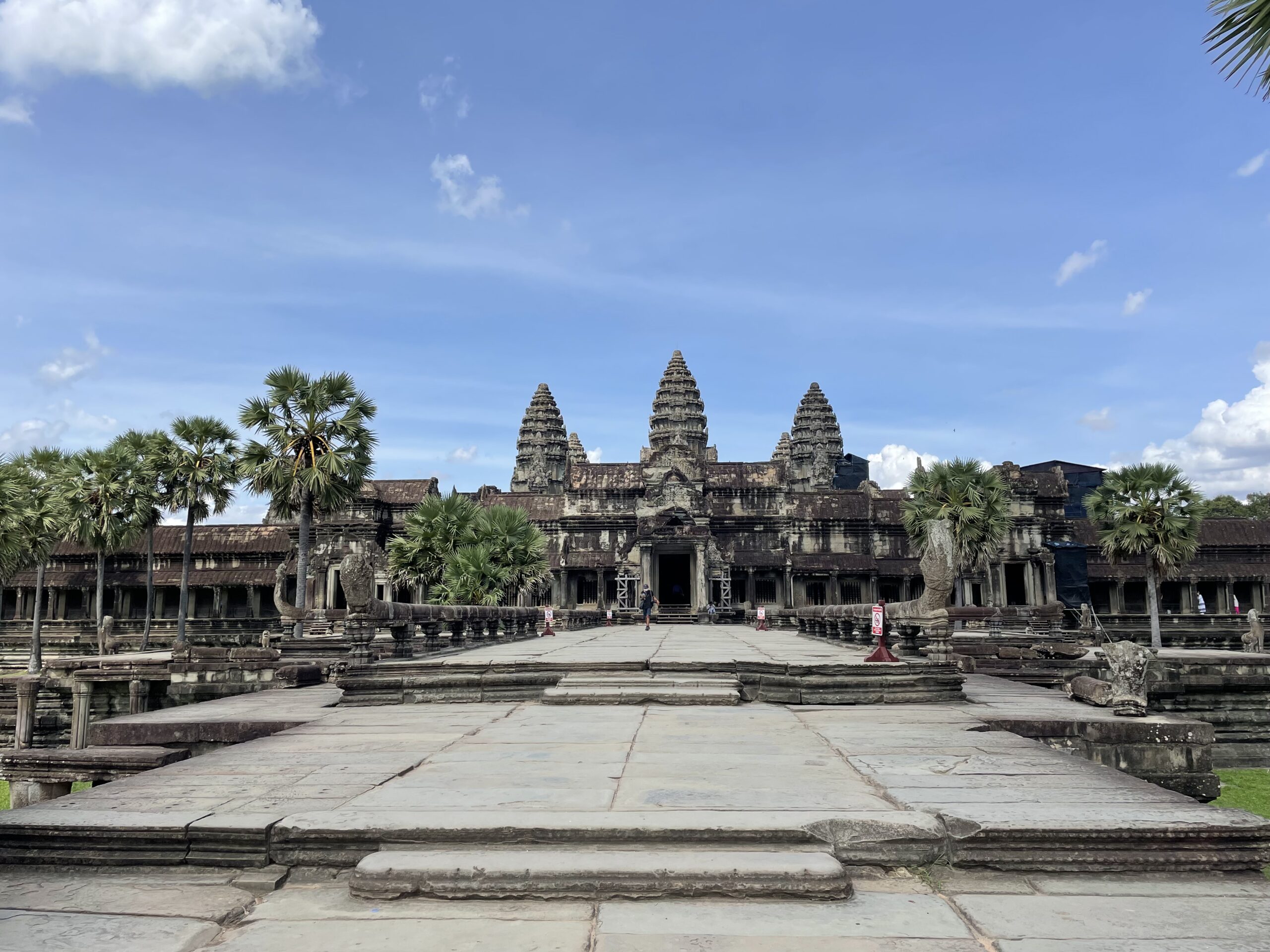 Explorez les temples d’Angkor au Cambodge lors d’un voyage immersif sur-mesure. Une expérience profonde au cœur de l’Asie, pensée dans le cadre de mes services de voyages immersifs.