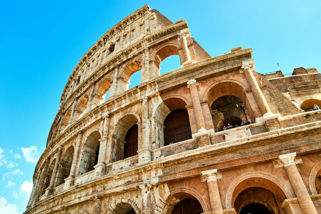 Vue du Colisée de Rome, symbole d’un voyage immersif sur-mesure, entre histoire et découvertes culturelles. Une escale idéale pour un court séjour inoubliable.