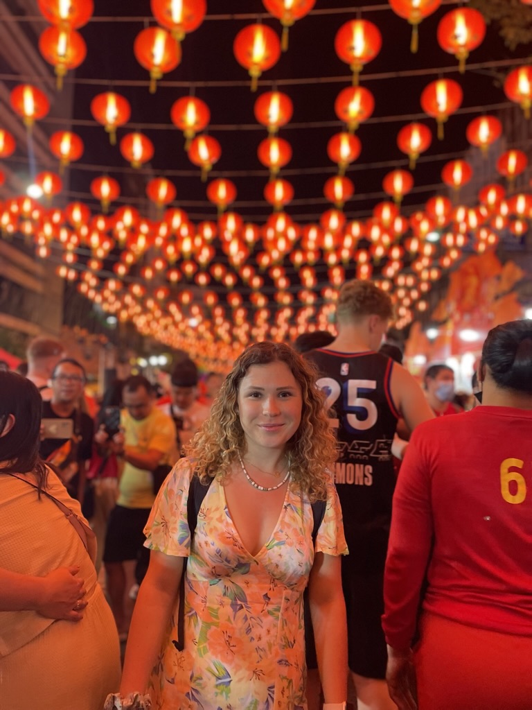 Portrait de Zoé, travel planner et créatrice de voyages immersifs, en immersion en Thaïlande pour le Nouvel An chinois